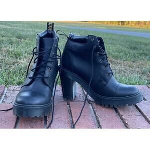 Doc Martens Averil Platform Boots Women Black Leather Lace Up Size 39 or US 8